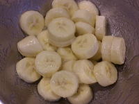 バナナを輪切りにしてグラニュー糖、蜂蜜、レモン汁をまぶす